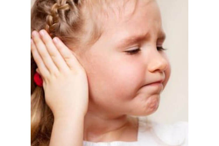 Sử dụng dung dịch xịt tan ráy tai cho bé, nên hay không nên?